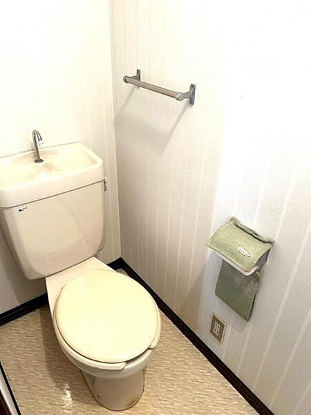 1Fトイレは洗面室の横にあります。窓付きです。