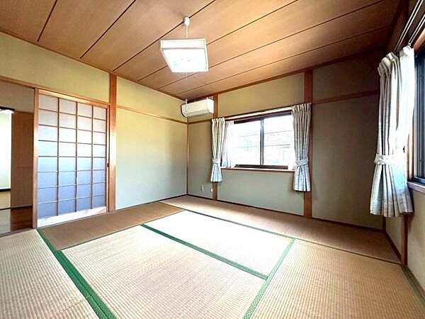 2F和室：2Fに上がって左側の8帖和室。押入れもあり収納もしっかりできます。