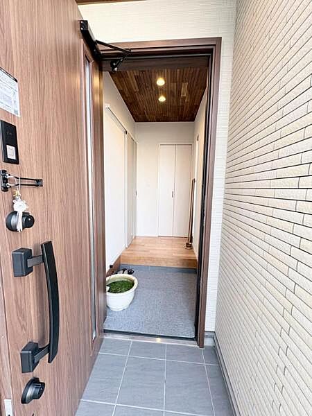 【Entrance】 「見える安心」をカタチにしました。誰が来てもわかる様にモニター付きインターホンを設置。家事導線を考慮した個所に設置し、防犯性と利便性に優れ快適と安らぎを合わせた優しい設計。