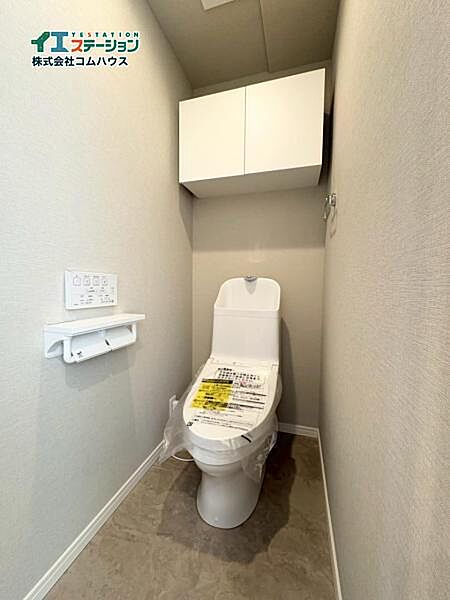 トイレ関係の設備も一新されています。もちろん温水洗浄機能付き便座です。気になる水周り関係が新しくなっていると、気持ちよく新生活が始められますね。