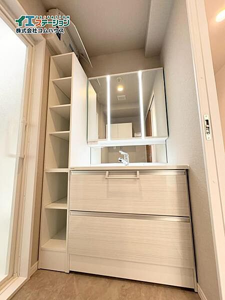収納たっぷりシャワー付きの洗面台。