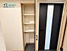玄関：玄関ドア横の収納スペースです。ちょっとした掃除用具などを収納しても◎