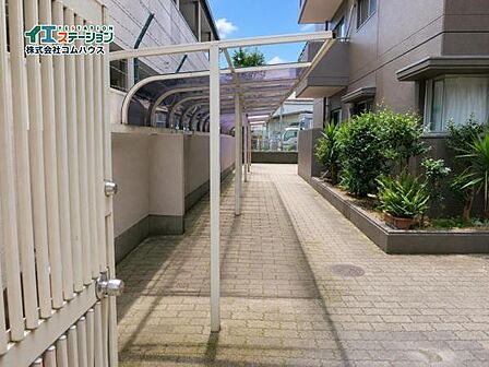 駐輪場は屋根付きです♪ ※AI処理にて消去してます。