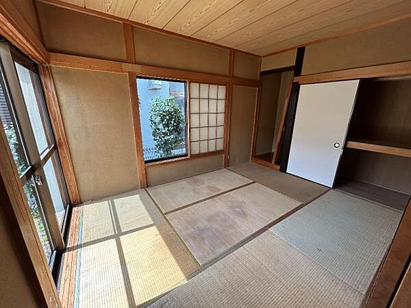 1階6帖和室、床の間付き