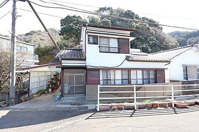 外観:現地外観写真(西側前面道路より撮影) 2階建の駐車場付き中古住宅です!! 外観:現地外観写真(西側前面道路より撮影) 2階建の駐車場付き中古住宅です!!