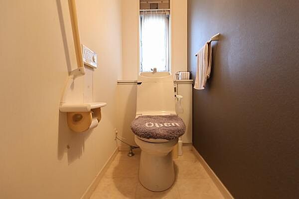 1階トイレ 洗面所横にはトイレがあります。小窓から光の差し込む落ち着いた雰囲気のトイレです！