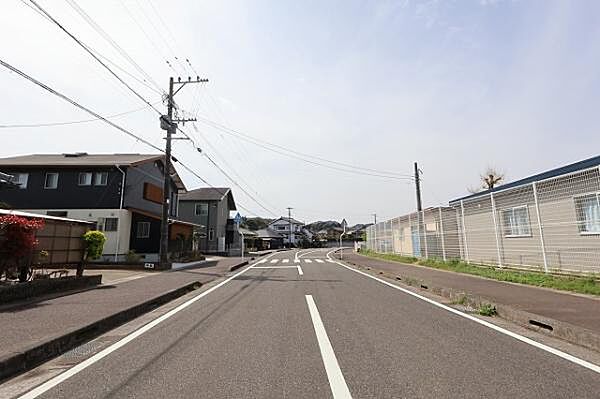 西側前面道路（幅員：11ｍ 間口：18ｍ） 前面道路も広々としていて車を出すときにも安心です！