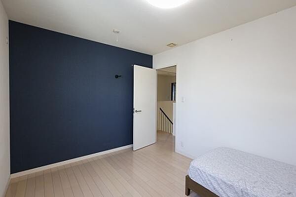 2階洋室 階段上がって正面のお部屋です！クローゼットもある、広々とした6畳のお部屋です！