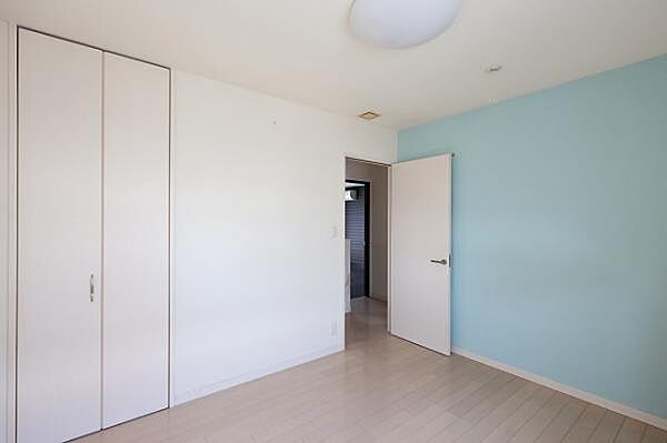 2階洋室 階段上がって右手のお部屋です！こちらも収納があり、明るい雰囲気のお部屋です！