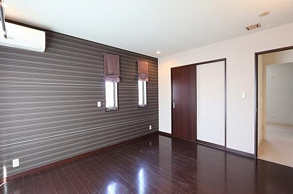 2階洋室 2階で一番広いお部屋です！南向き窓からの日当たり良好で、入り口横のには収納スペースがあります！
