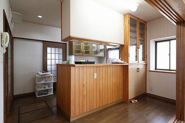 キッチン前：窓付きで明るい！ここにも収納棚があります！