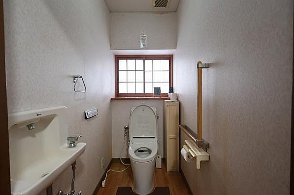 トイレ：室内でスムーズに手が洗えて衛生的！立ち座りをしっかりサポートする手すり付きです！
