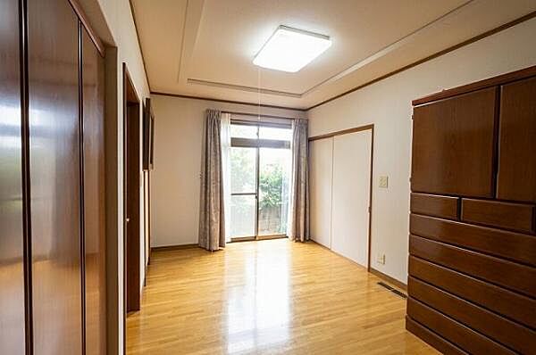 洋室？：玄関からすぐ西側の洋室です！大きな窓からは自然光が差し込み、お部屋を明るく照らします！
