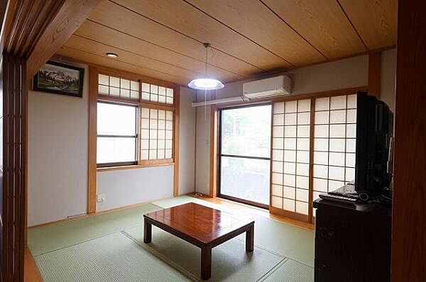 和室？：玄関から入ってすぐ東側のお部屋です！キッチンが横にあります！