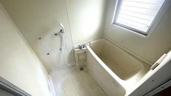 窓を備え、自然換気がしやすい浴室です。