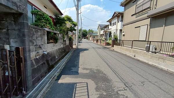 【前面道路】 前面道路は5.3ｍと広々です