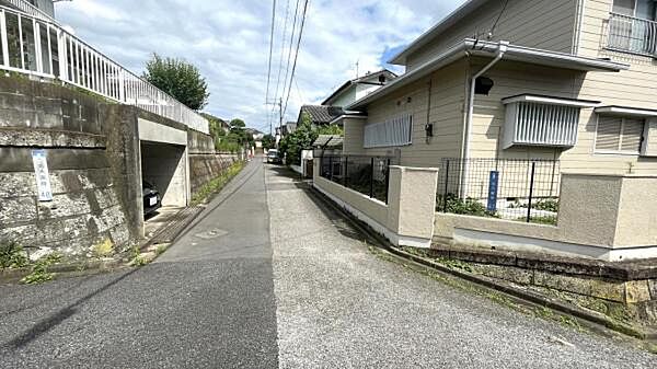 【前面道路】 角地なので採光も通風も良好です！