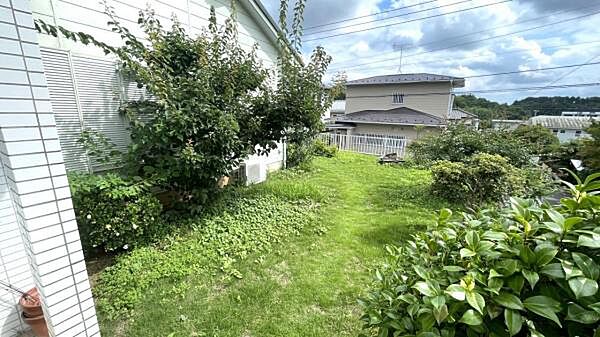 【庭】 庭もあるので小さな家庭菜園もできますね