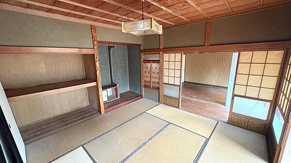 【和室】 解放感があり明るい日差しが入ります