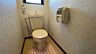トイレは小窓付き！