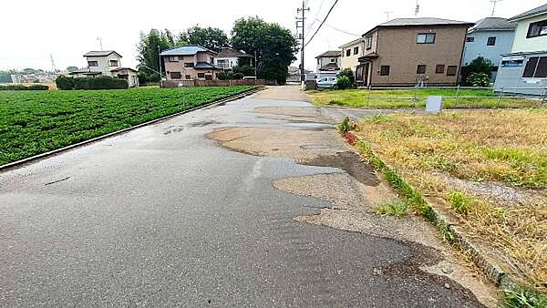 東側前面道路です。