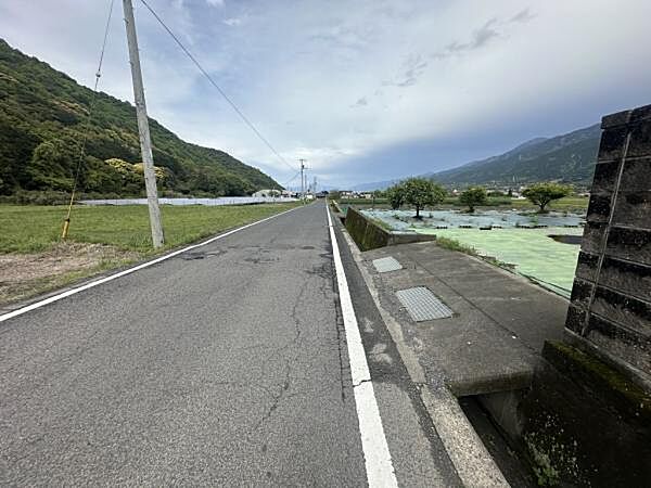 前面道路（西側アングル）