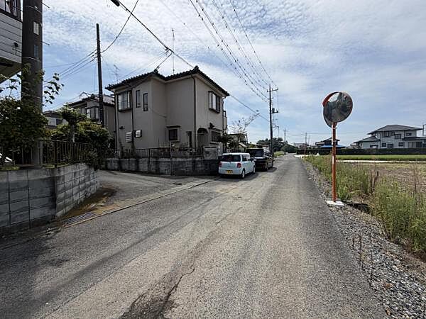 見通しのよい道路に面しています