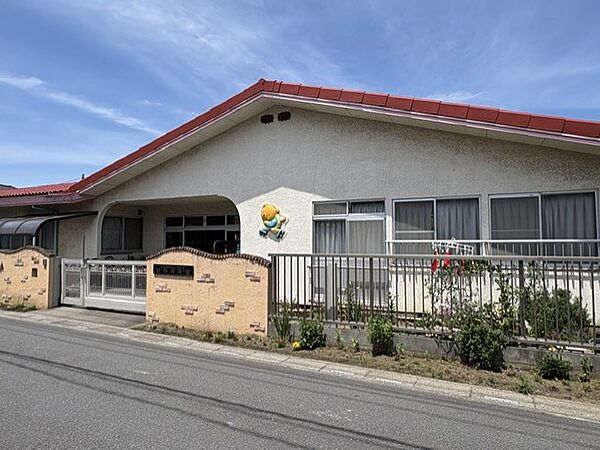 百間保育園は「子どもの目線でひとりひとりに寄り添う保育」を大切にしています。安心感のある環境の中で、子どもの個性や自主性を伸ばしながら成長を支えています。