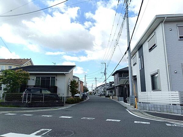 ゆとりある区画と整った景観が広がる住宅街。 開放感のある空の下で、穏やかで心地よい毎日をお過ごしいただけます。 「住む場所」だけでなく、「暮らしの豊かさ」を感じられる住環境です。