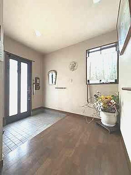 住まいの第一印象を決める玄関は、ゆとりある広さと明るさが魅力。高窓から心地よい自然光が差し込み、訪れる人を温かく迎えます。シャーウッドならではの上質感が感じられる、開放的なエントランス空間です。