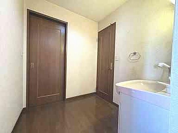 住まう人の快適性を考え、2階ホールにも洗面化粧台を設置。朝の身支度や就寝前のケアをスムーズにし、家族それぞれがゆとりを持って暮らせる工夫が施されています。注文住宅ならではの上質な設計が魅力です。