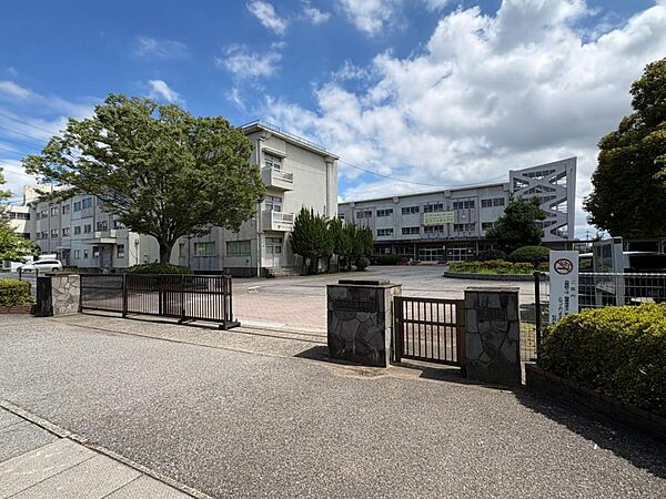 地域に根差した教育を行う公立小学校です。子どもたちが安心して学べる環境が整っており、地域とのつながりを大切にした学校として親しまれています。