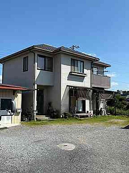 ゆとりある敷地に建つ住まいは、陽当たり・風通しともに良好。開放感のある住環境で、四季の移ろいを身近に感じながらゆったりとした暮らしを楽しめます。