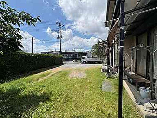 リビングの先には、南向きの広々とした庭が広がります。大型ウッドデッキの設置も可能で、室内と庭がつながる開放的な暮らしを実現。愛車を眺めながらくつろぎの時間を楽しめる、ゆとりある住まいです。