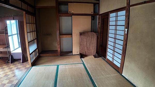 畳や壁、襖に経年劣化と使用感が見られ、一部補修が必要な和室です。 ※リフォームイメージ画像あります