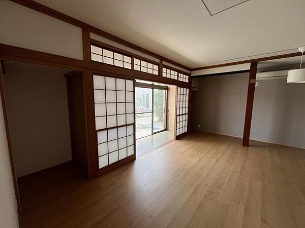 木の温もりが優しいフローリングの洋室です。