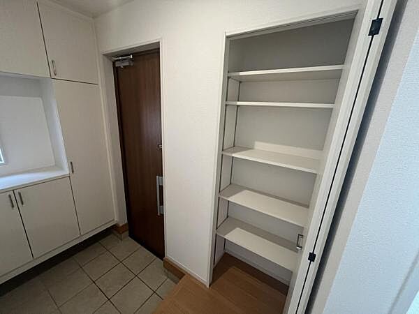 散らかりがちな玄関もスッキリの玄関収納付。
