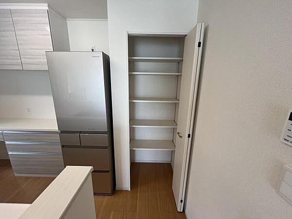 中の物を確認しやすく、取り出しやすい収納スペースです。