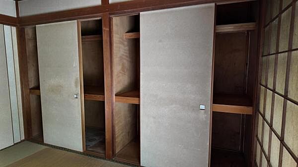 直接布団を敷いて寝ることができる和室。寝具が収納できる押入付きです。