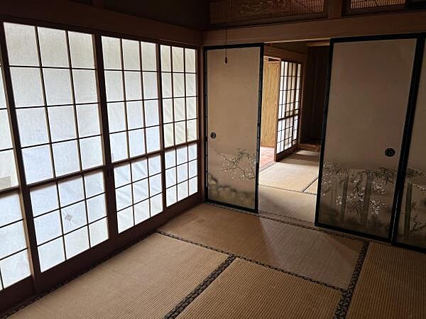 二間続きの和室です。 襖を開けて広々と使うことができます。