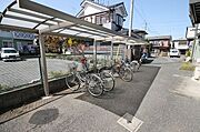 駐輪場は屋根付で世帯分駐輪できるスぺースがございます。