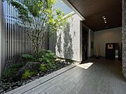 街並みに溶け込む優美な造形、誰もが心地よく過ごせる共有空間、多様なライフスタイルに応える居室、確かな構造。
