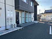 玄関入り口には、リードフックと目隠しもあります♪ペット共生シャーメゾン☆