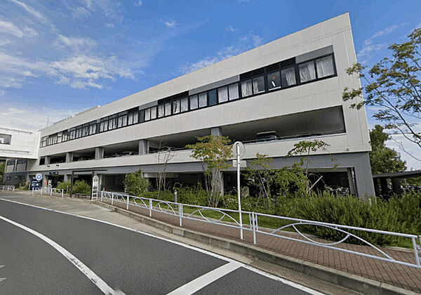 病院「横浜市立市民病院まで1032m」
