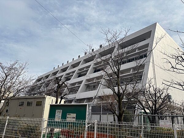 中学校「足立区立六月中学校まで733m」