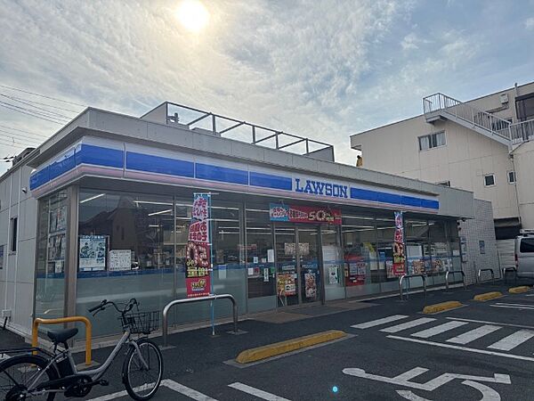 コンビニ「ローソン足立六月一丁目店まで275m」