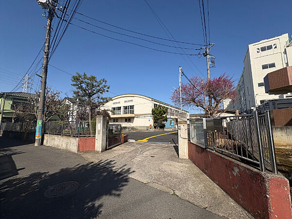 小学校「足立区立西新井第一小学校まで652m」