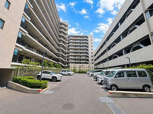 敷地内駐車場は平置き・自走式・機械式がございます。