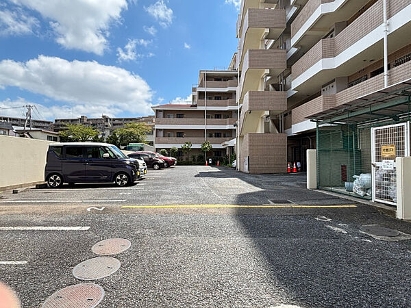 屋根付き駐車場もございます。