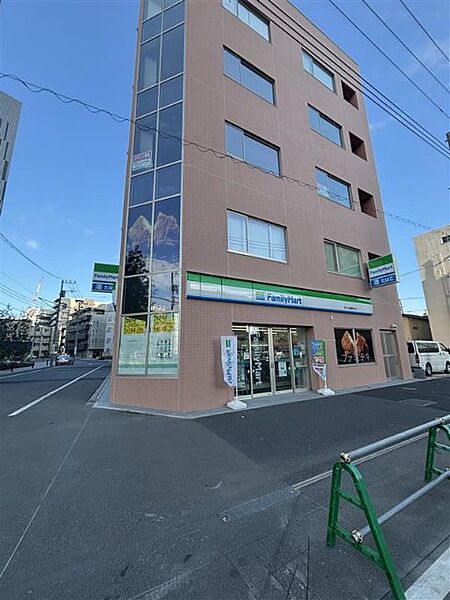 コンビニ「ファミリーマート向ヶ丘遊園駅北店まで61m」